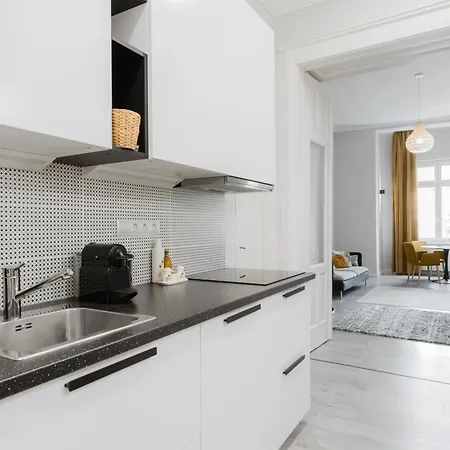 Cozy With Castle View Apartamento *